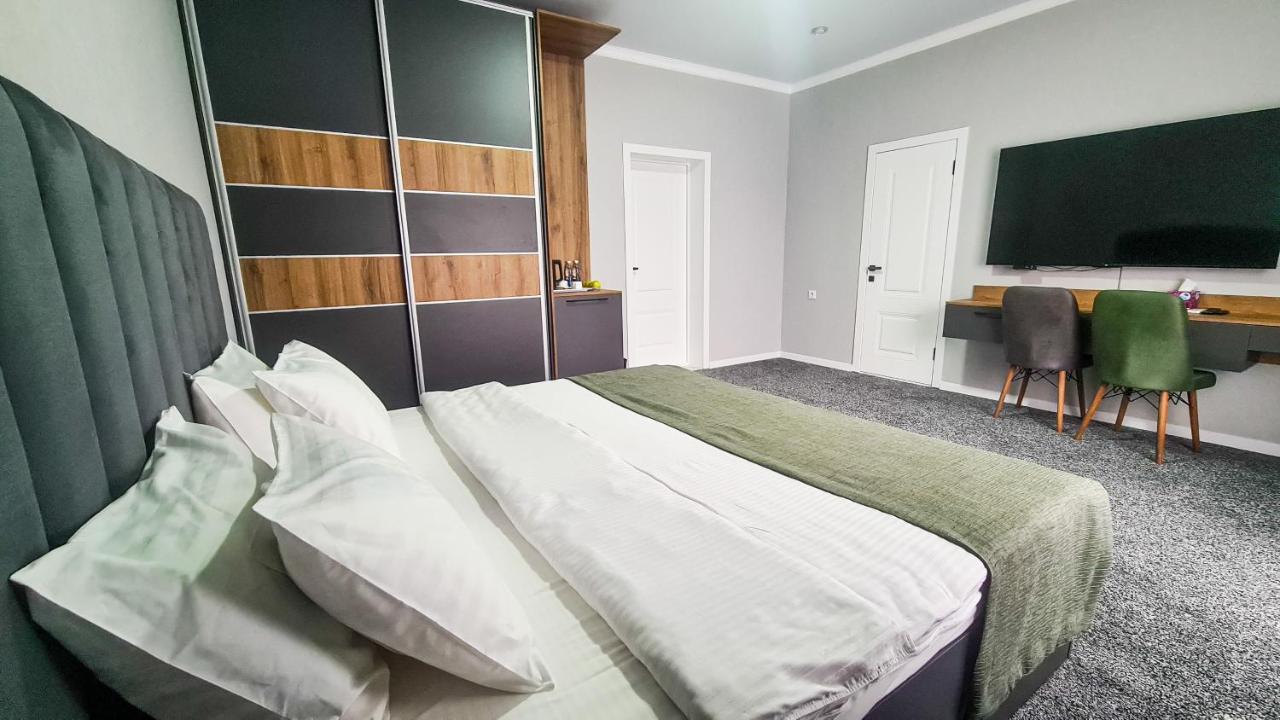 Dosman Hotel Бішкек Екстер'єр фото