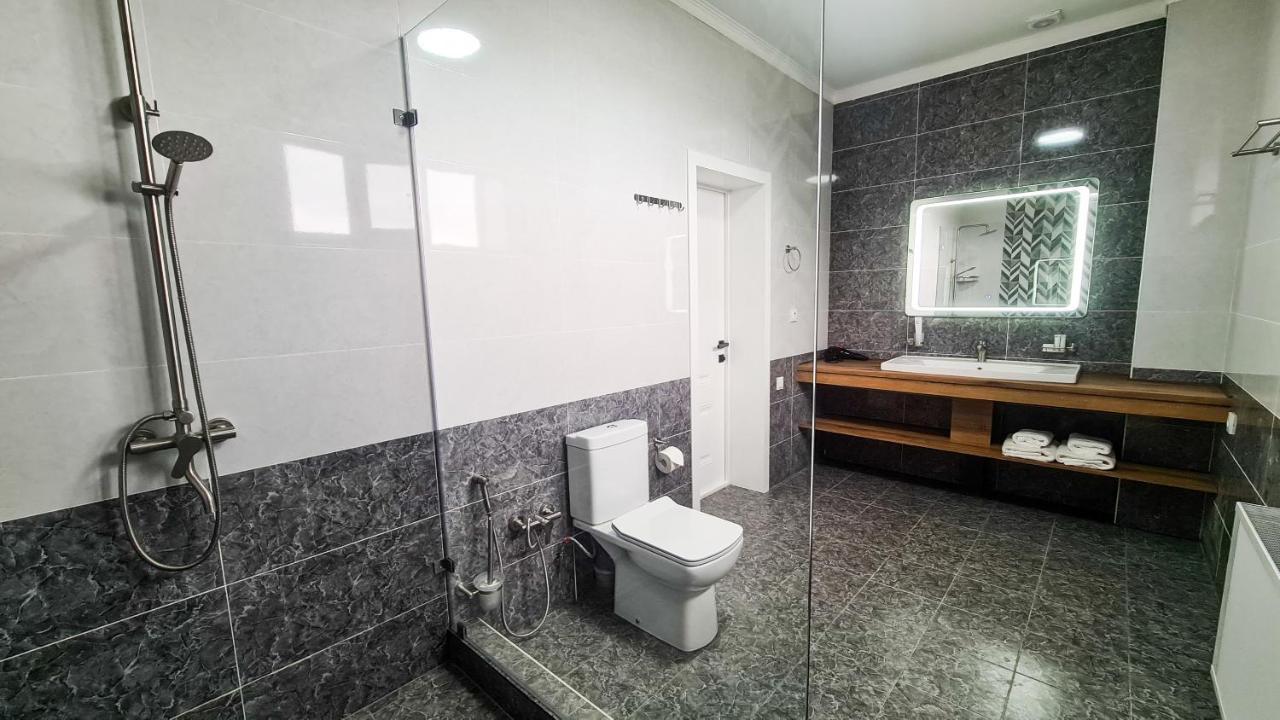 Dosman Hotel Бішкек Екстер'єр фото