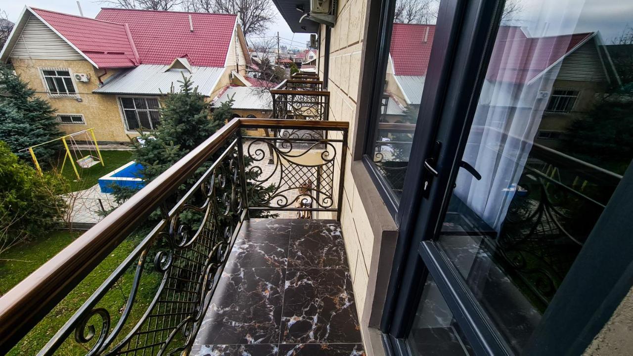 Dosman Hotel Бішкек Екстер'єр фото