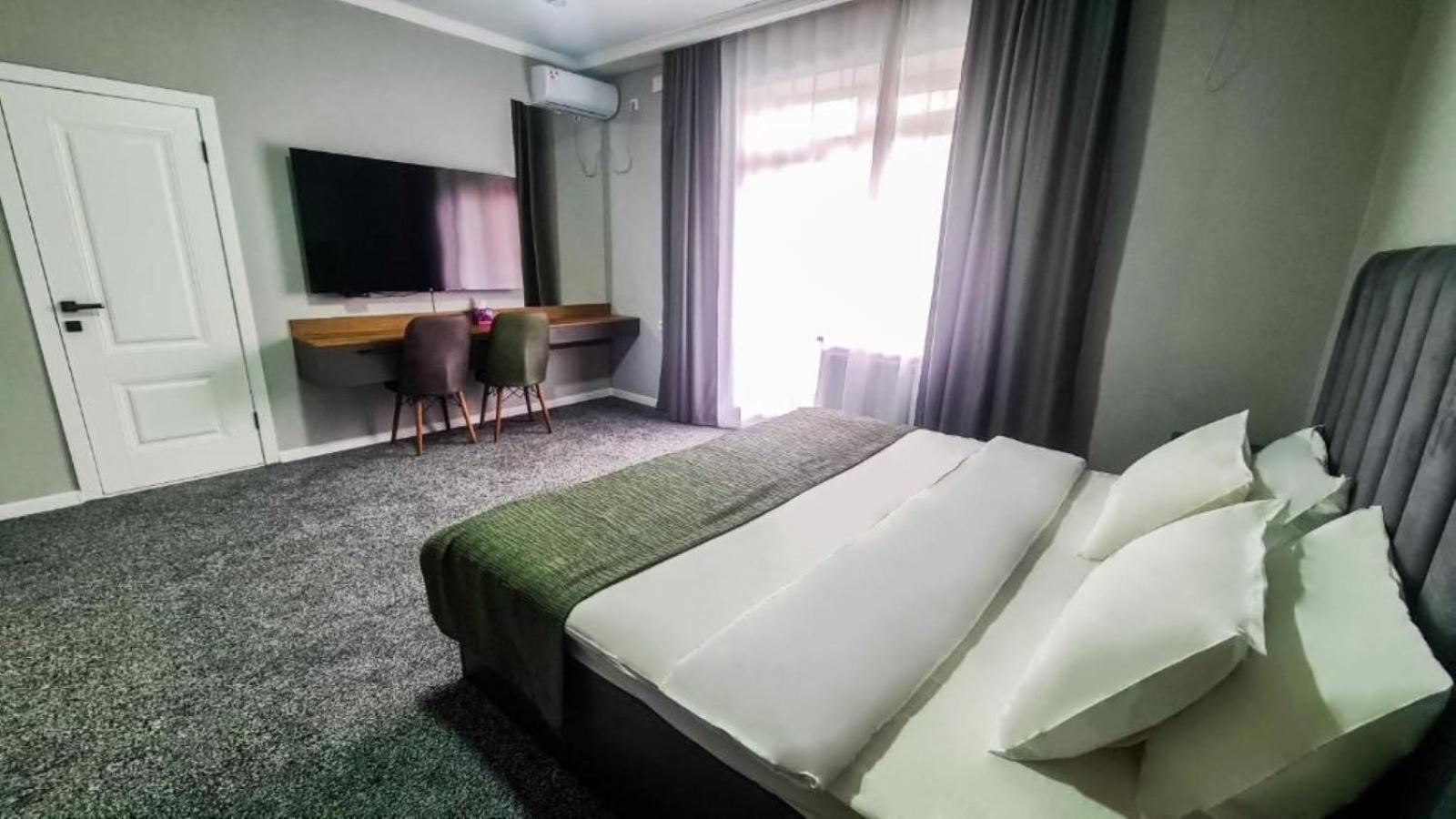 Dosman Hotel Бішкек Екстер'єр фото
