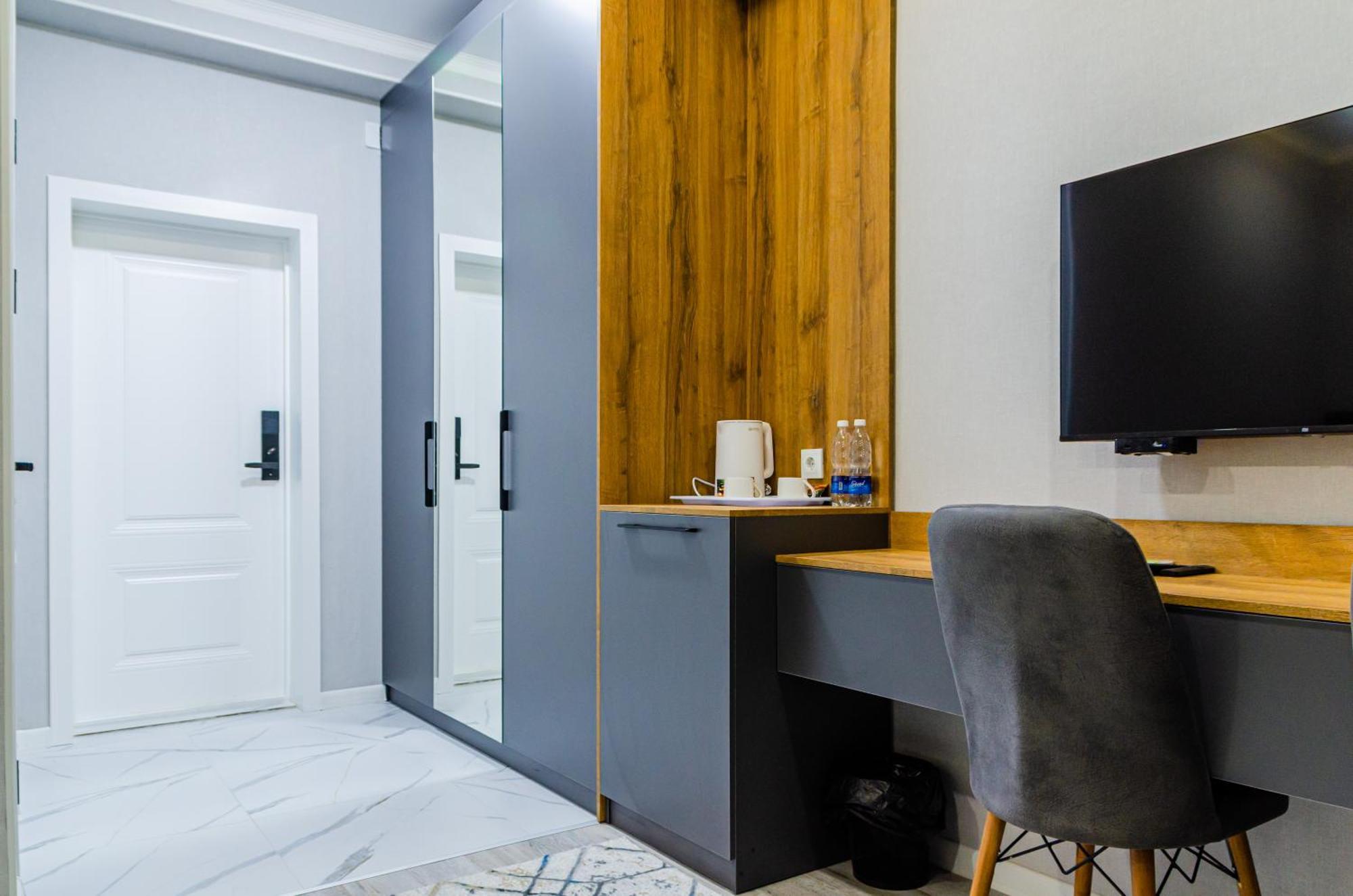 Dosman Hotel Бішкек Екстер'єр фото