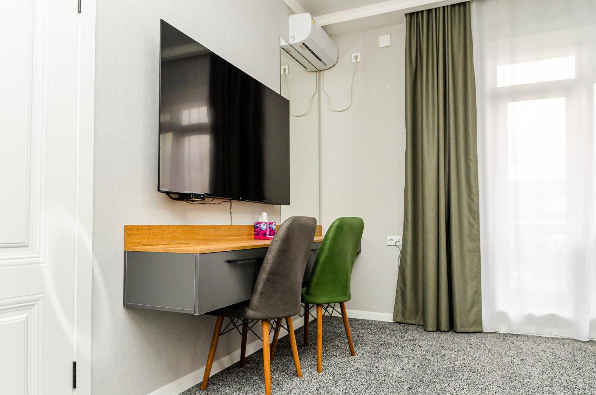 Dosman Hotel Бішкек Екстер'єр фото