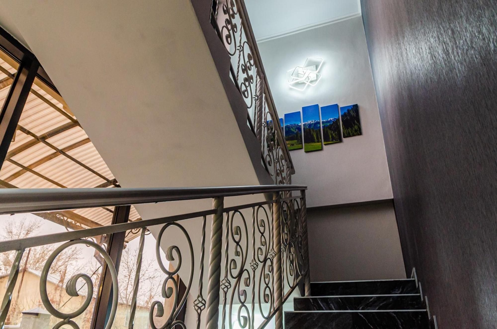 Dosman Hotel Бішкек Екстер'єр фото